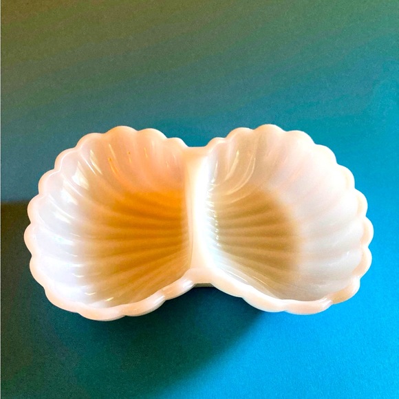 Vintage 1970s Avon milk glass soap dish
- Item is in very good used condition - Picture 1 of 4